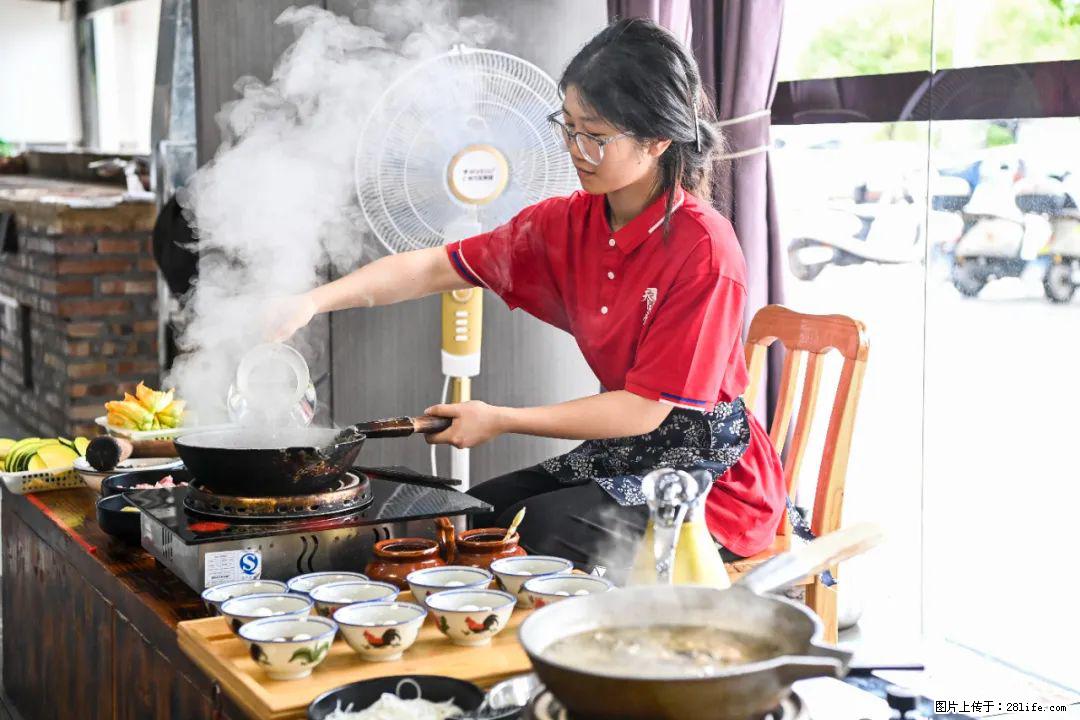 全网追的“扁担女孩”，找了一份暑假工，时薪12元 - 驻马店生活资讯 - 驻马店28生活网 zmd.28life.com